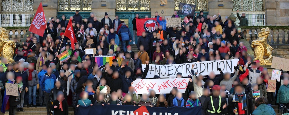 Große Gruppe mit Transparenten »#NoExtradition«, »Free all Antifas« & »Kein Raum für die AfD« (Quelle: Antifa Info Kassel))